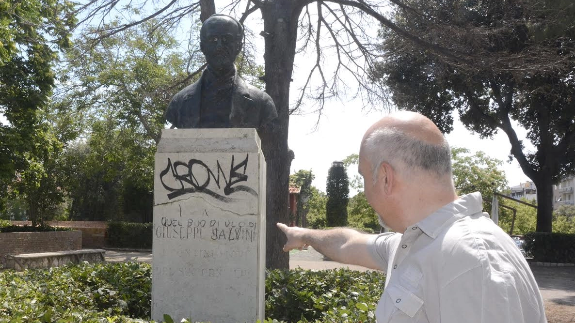 Il busto di Giuseppe Mazzini scarabocchiato con lo spray