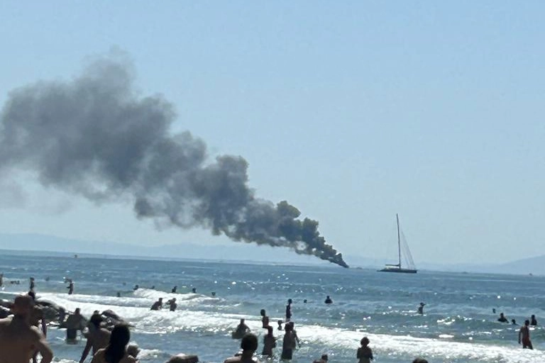 La barca a fuoco in mare a Castiglione della Pescaia