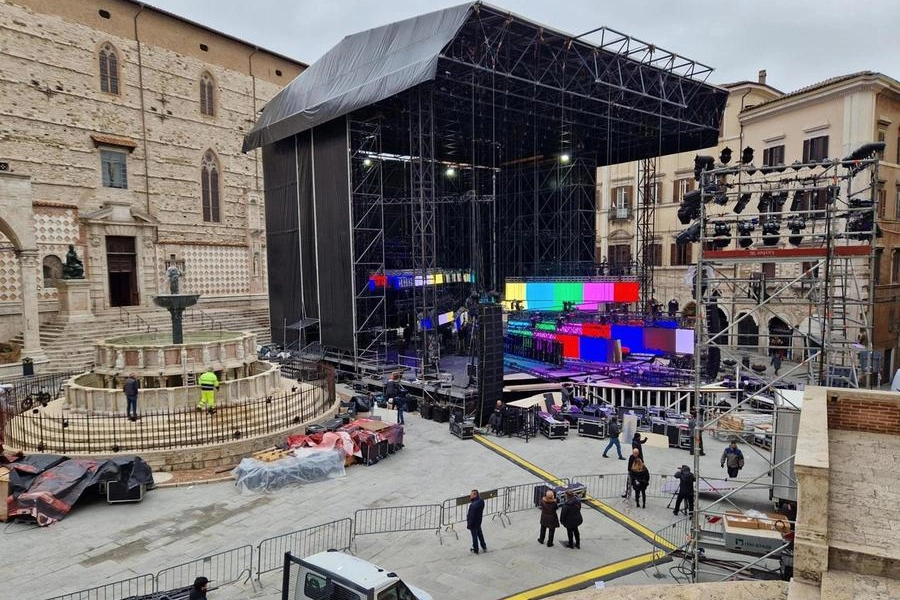 Il grande palco allestito a Perugia per l’ultimo dell’anno