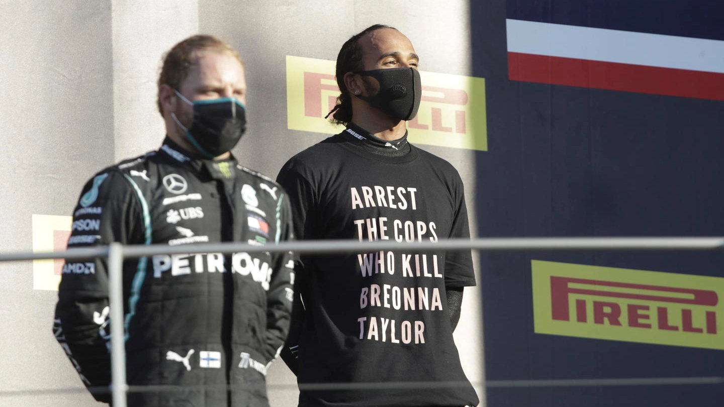 Lewis Hamilton con la t-shirt e il messaggio
