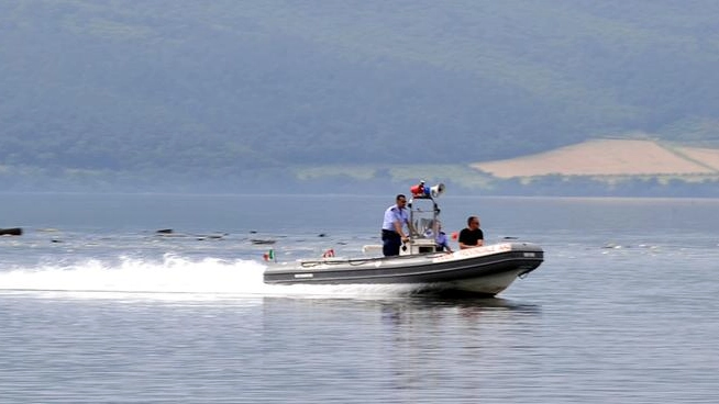 Una motovedetta impegnata nelle ricerche sul Lago di Bracciano (foto di repertorio)