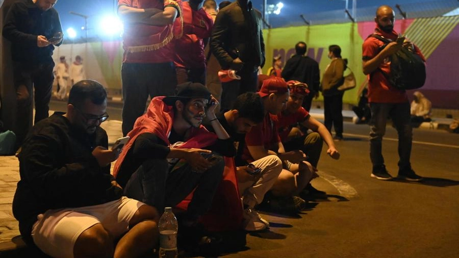 Tifosi del Marocco rimasti fuori dallo stadio in Qatar (Ansa)
