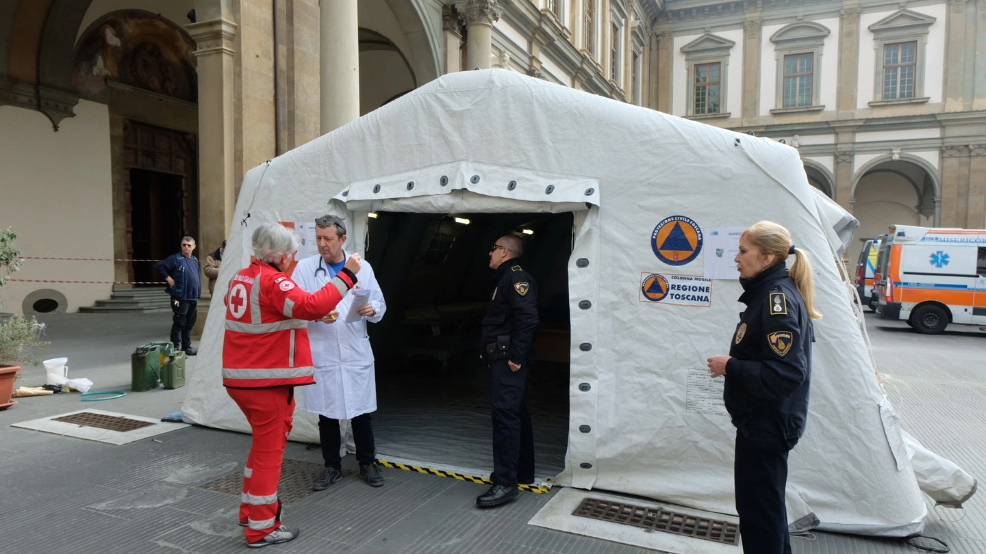 Tenda per il triage allestita dalla Croce Rossa davanti a Santa Maria Nuova 