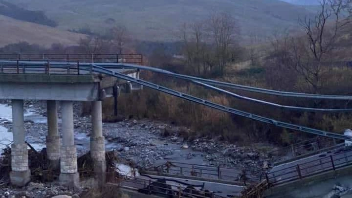 Il ponte crollato (Foto Monte Amiata profilo Facebook)