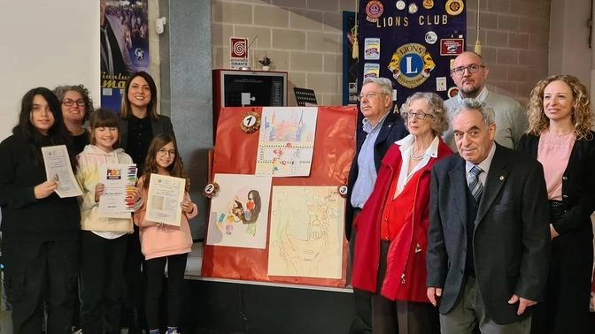 "Un poster per la pace". Vincono la sensibilità e l’arte di Maria Iulia Gallinella "Un poster per la pace". Vincono la sensibilità e l’arte di Maria Iulia Gallinella
