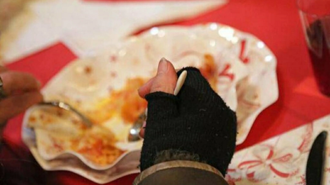 Ecco come regalare piatti singoli e menu ai più bisognosi in vista delle feste, e chi farà una donazione riceverà in dono una shopper solidale