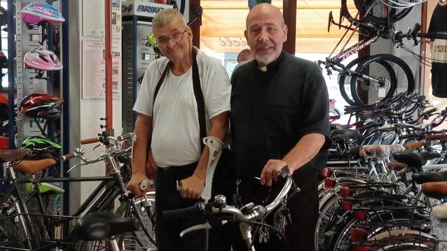 Paolo Pellegrini e don Luca con il nuovo triciclo elettrico (Foto Attalmi)