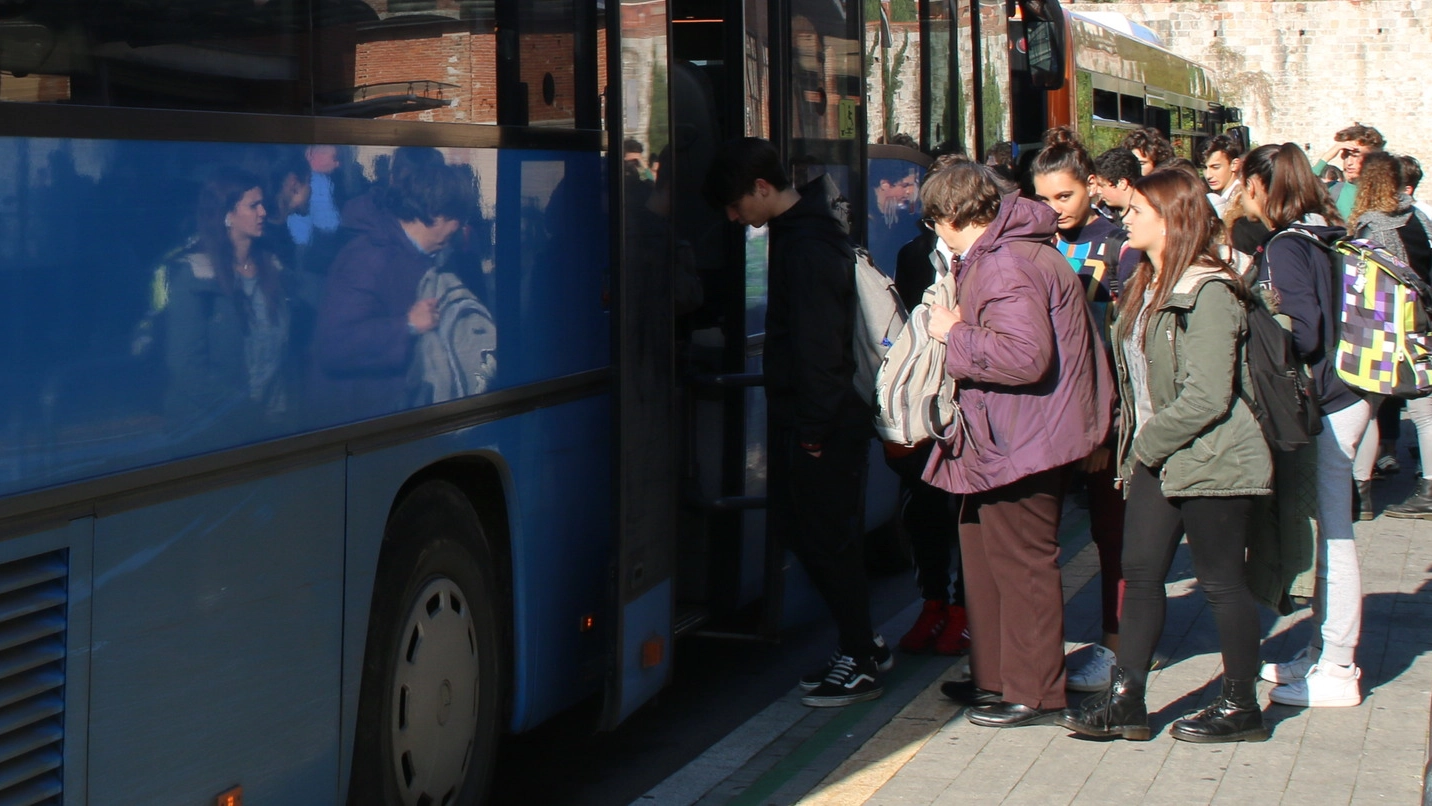 Molti i pendolari rimasti a terra perché gli autobus del Ctt non hanno fatto le fermate previste nel tratto del Comune di Luni