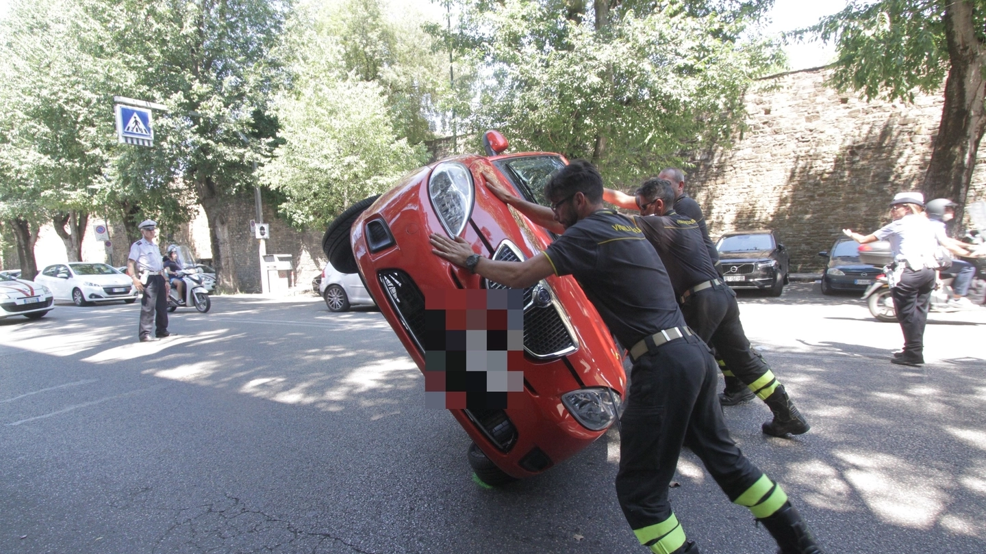 L'incidente in viale Petrarca (foto Umberto Visintini/New Press Photo)