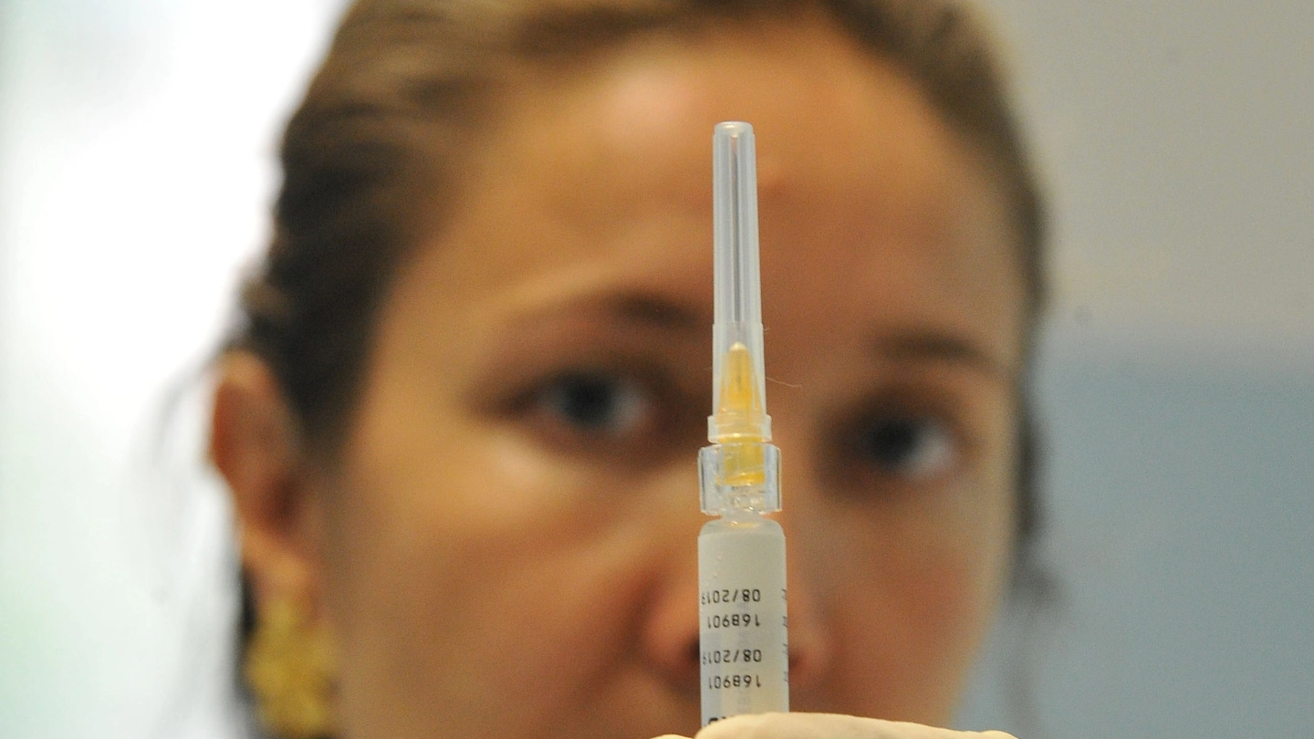 Un medico prepara l'iniezione di un vaccino (foto di repertorio)