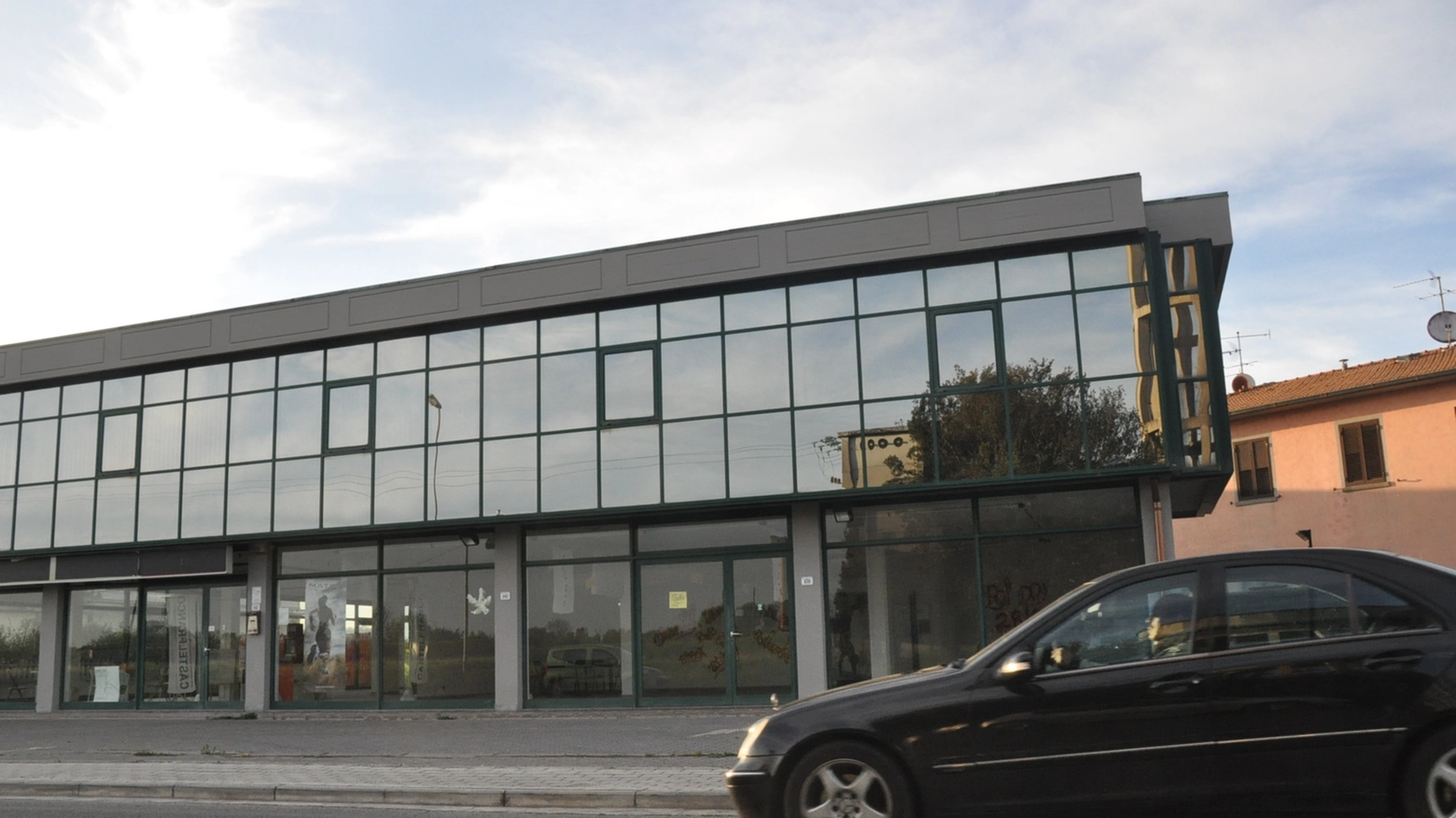 L'edificio che dovrebbe ospitare la nuova palestra a Castelfranco di Sotto