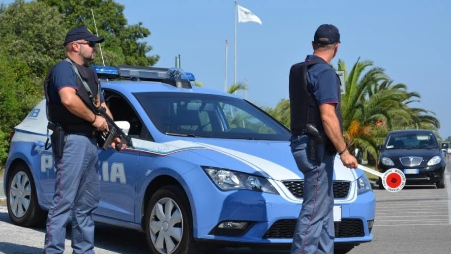 Gli agenti hanno arrestato un georgiano e un ceco che rubavano nei parcheggi dei supermercati