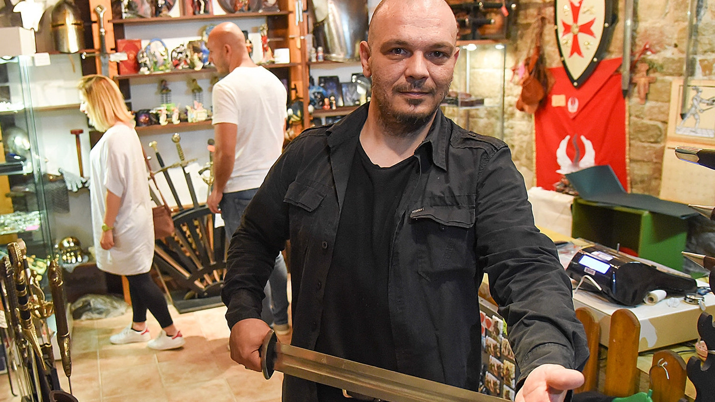  Fabio Tascini mostra una spada nel suo negozio
