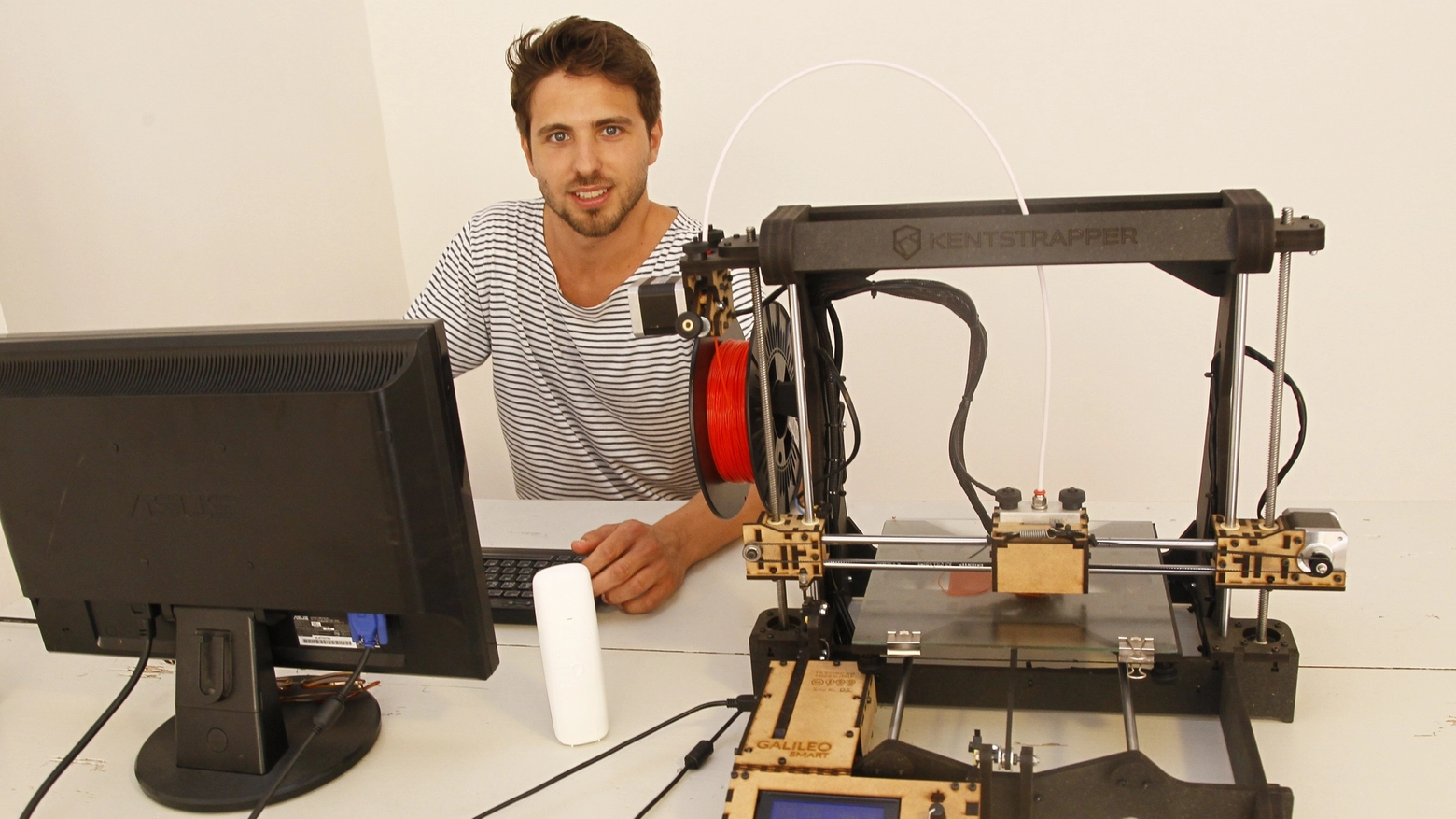 Nicolò Aiosa con la sua stampante 3D