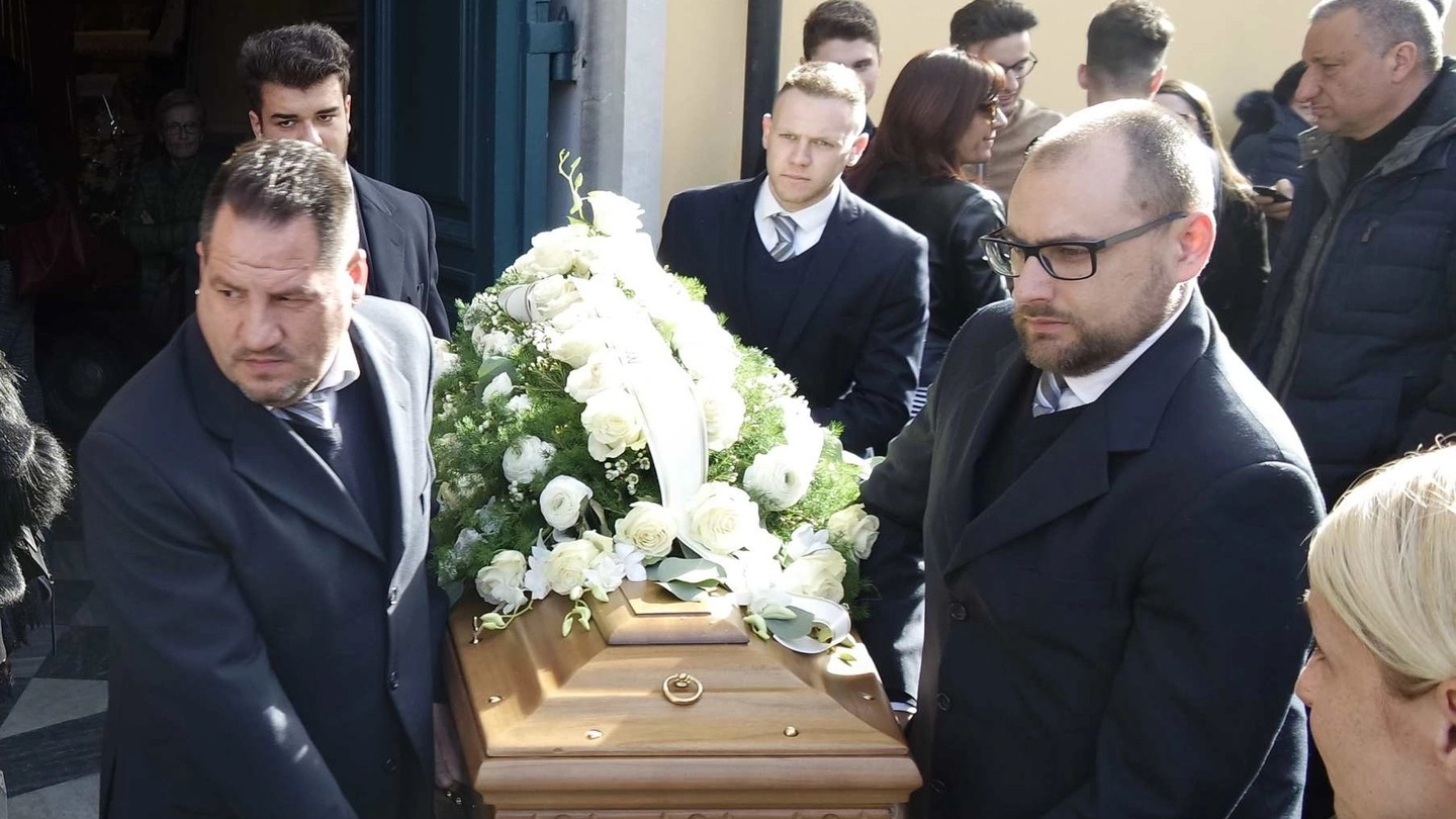 Tanta gente ha partecipato ai funerali di Stefano Mussi nella chiesa di Santa Maria Lauretana a Querceta