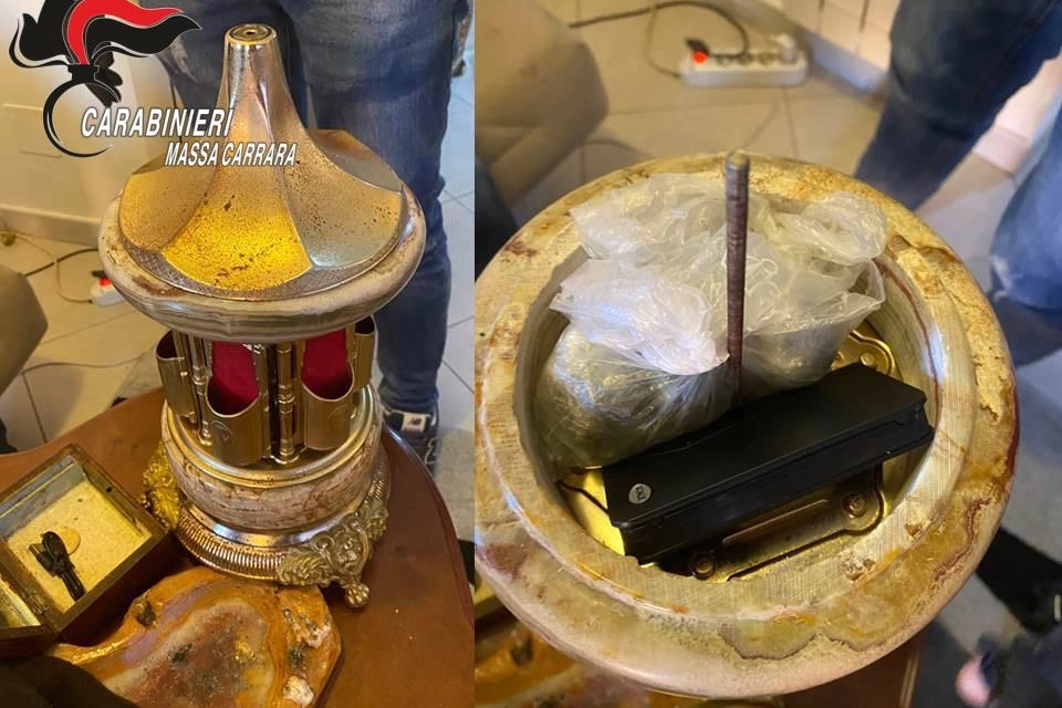 Il carillon e il vaso dov'era nascosta la droga