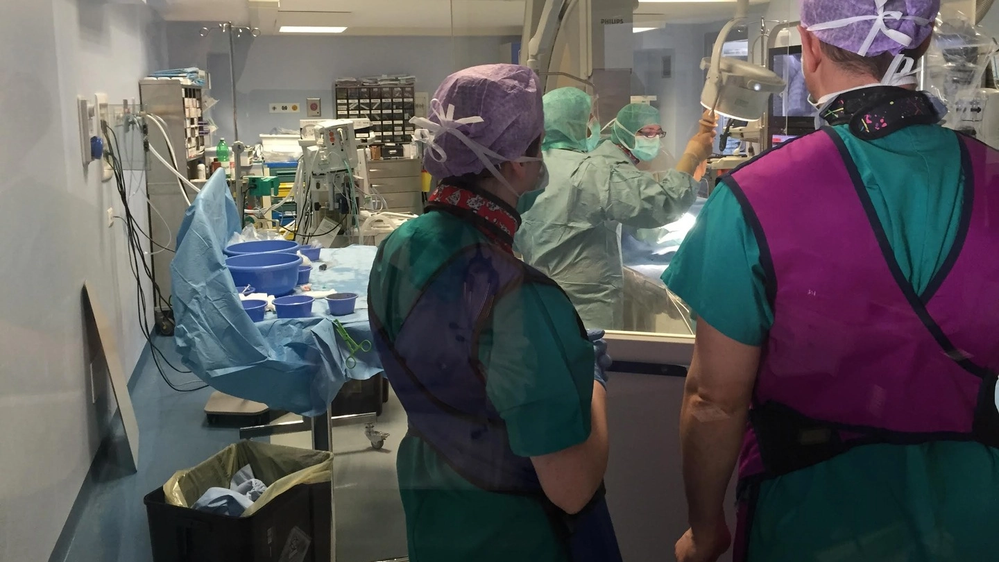 Una sala operatoria all’Opa con medici e infermieri al lavoro (foto di repertorio)
