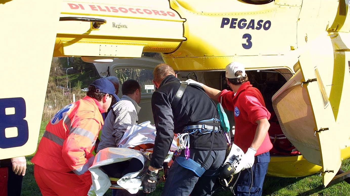 Infortuni, terrore in fabbrica Precipita dal tetto davanti al figlio Un volo di otto metri: è gravissimo Infortuni, terrore in fabbrica Precipita dal tetto davanti al figlio Un volo di otto metri: è gravissimo