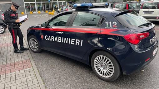 I malviventi distraggono la vittima facendole credere di aver perso delle monete; una volta attirata la sua attenzione, via borse e portafogli dall’auto