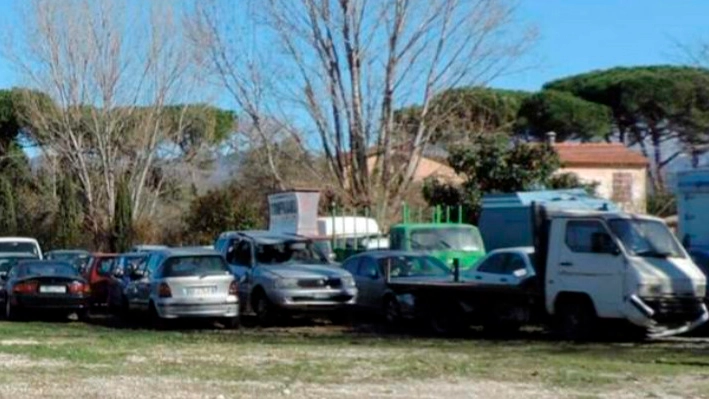 Le auto usate “parcheggiate” nella darsena di Fiumaretta