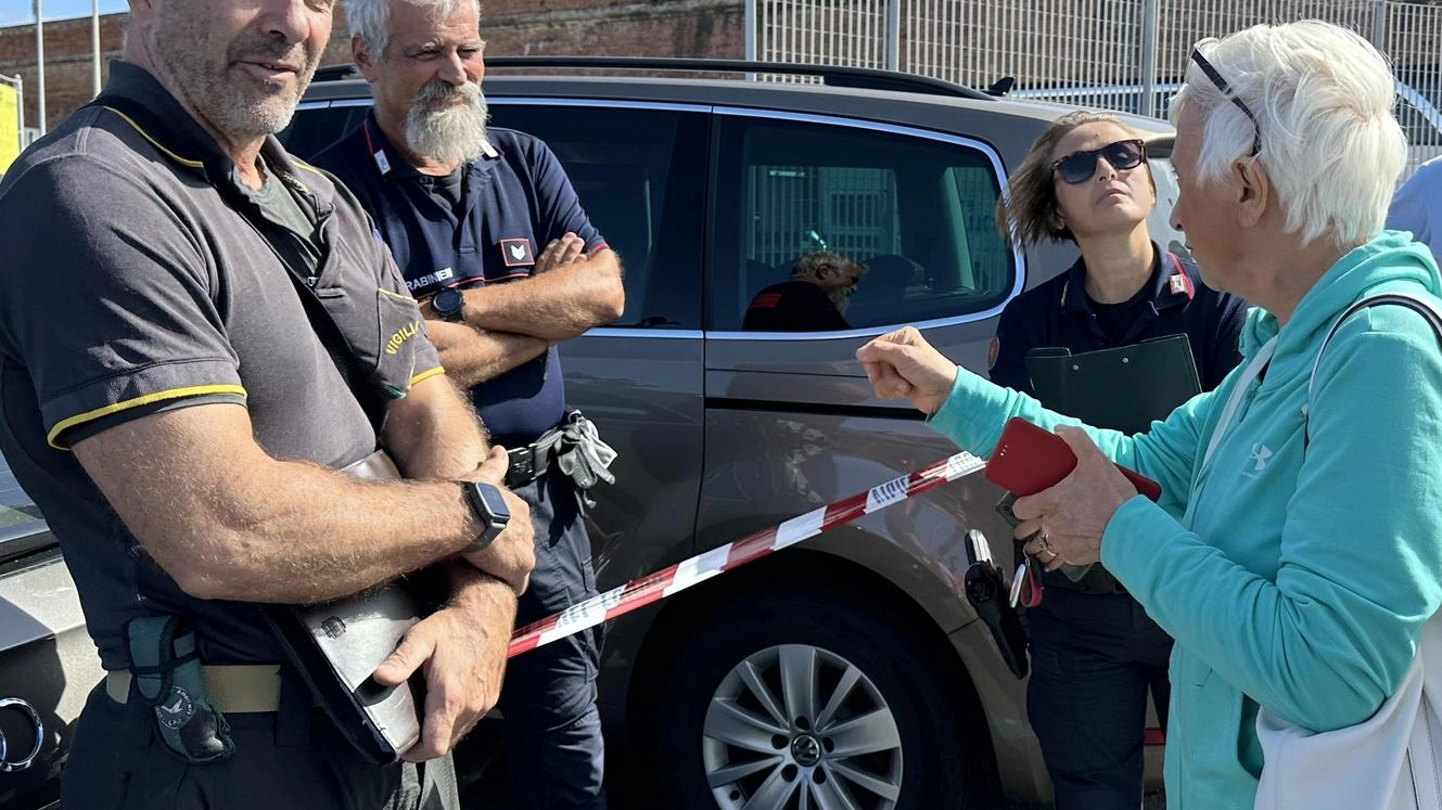 Uccellino bloccato in un’auto. Mobilitazione per liberarlo Uccellino bloccato in un’auto. Mobilitazione per liberarlo