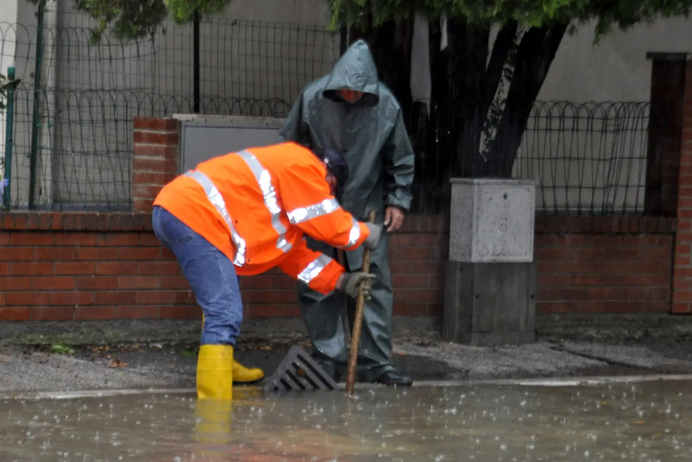 Maltempo, esondato il Vara: strade chiuse