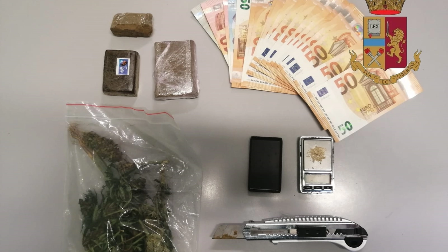 La droga e i soldi trovati dalla polizia