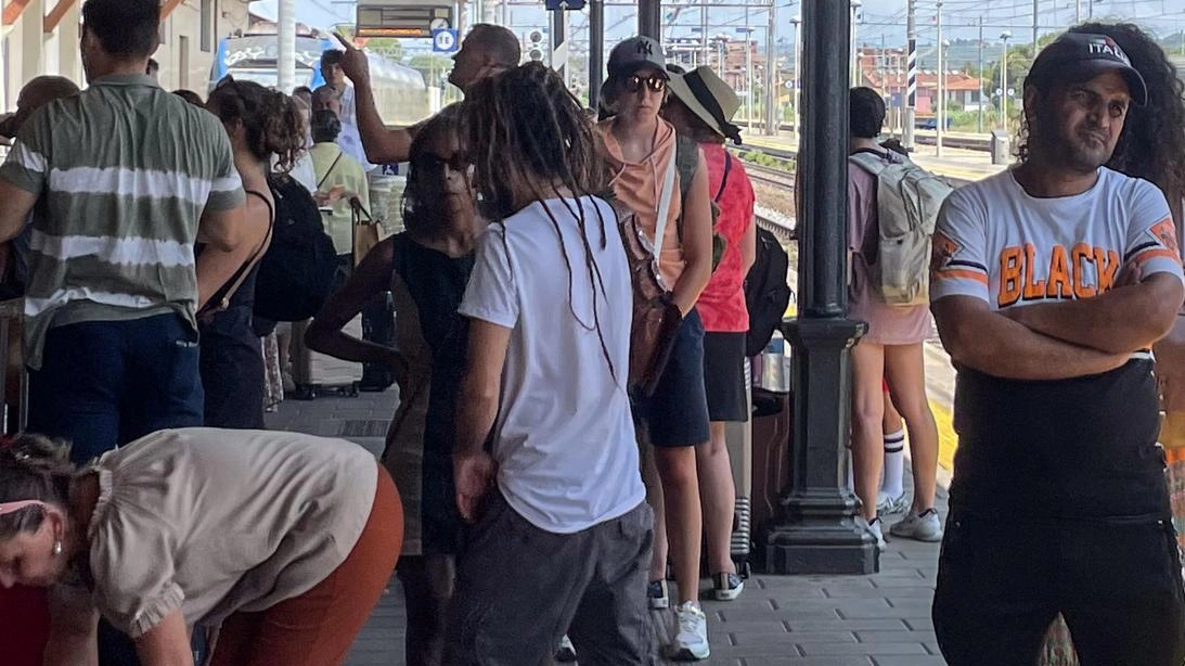 Treni in ritardo Rabbia dei residenti: "Lavoratori e studenti, ore di attesa" Treni in ritardo Rabbia dei residenti: "Lavoratori e studenti, ore di attesa"