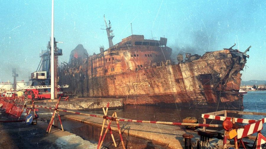 Il relitto del Moby Prince dopo la tragica collisione con la petroliera Agip Abruzzo
