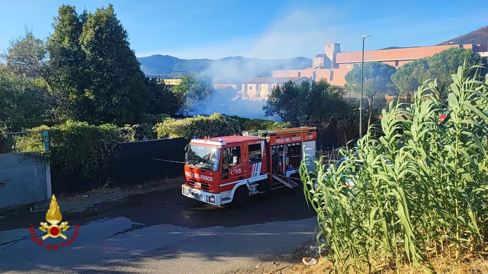 Vigili del fuoco impegnati a Prato Vigili del fuoco impegnati a Prato