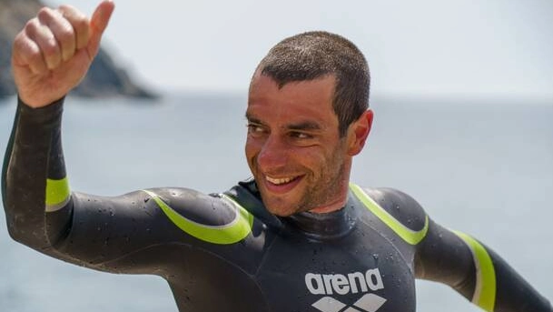 Giorgio Riva, 37 anni, raggiungerà a nuoto l’isola d’Elba dall’isola di Capraia