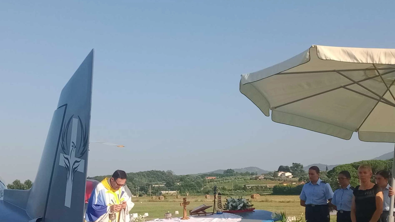 L’altare sull’ala di un aereo, e poi un volo di palloncini per Giacomo L’altare sull’ala di un aereo, e poi un volo di palloncini per Giacomo