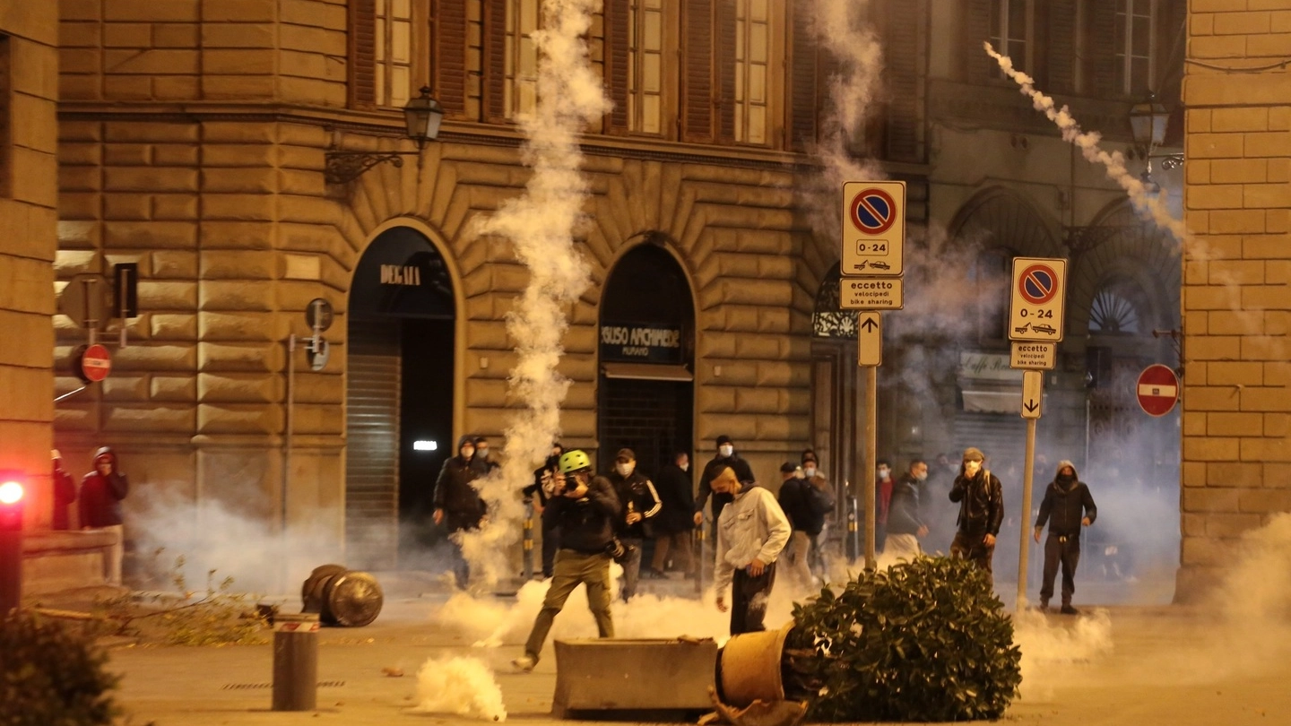 I disordini di Firenze (foto New Press Photo)