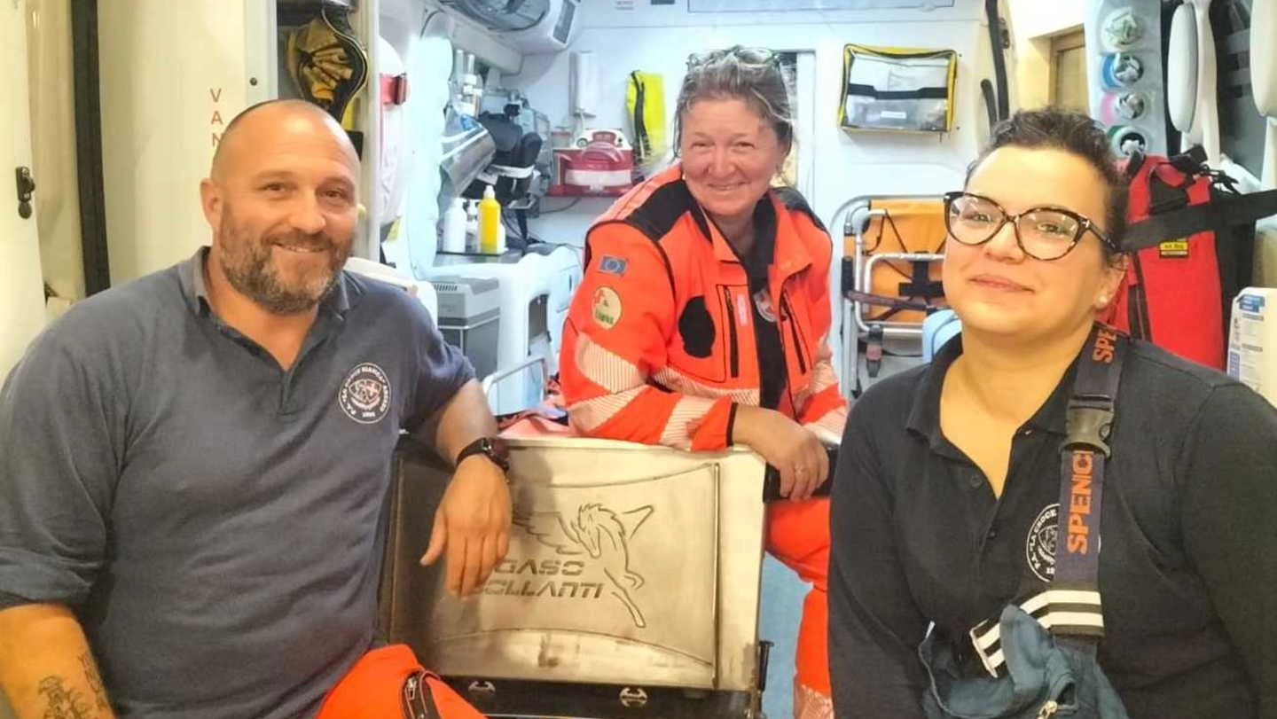 Andrea, Iliana e Monica a bordo dell’ambulanza della Croce Bianca dopo aver salvato la vita al camionista Andrea, Iliana e Monica a bordo dell’ambulanza della Croce Bianca dopo aver salvato la vita al camionista