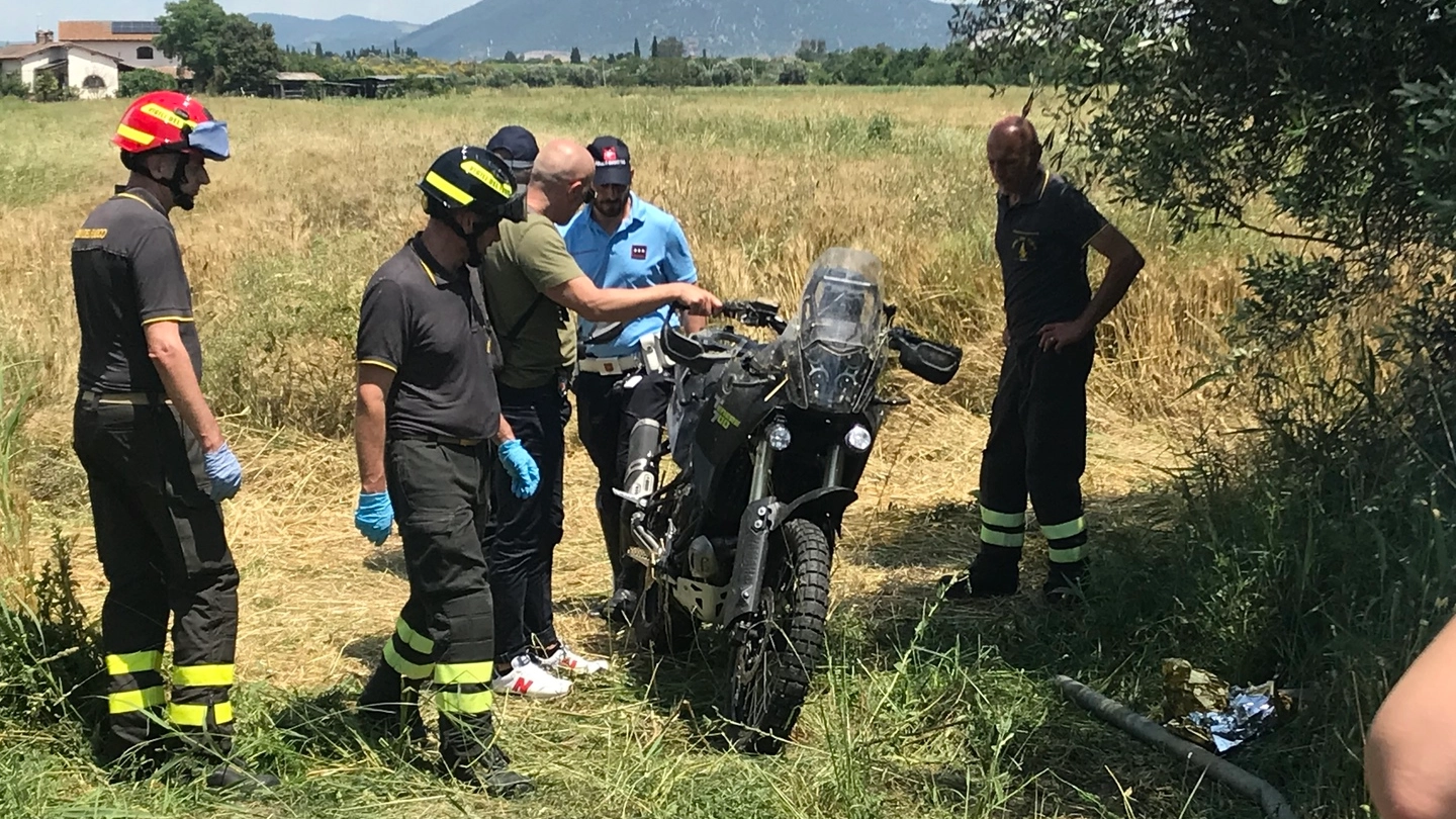 La motocicletta di Fausto Rochira recuperata nel campo (Foto Aprili) La motocicletta di Fausto Rochira recuperata nel campo (Foto Aprili)