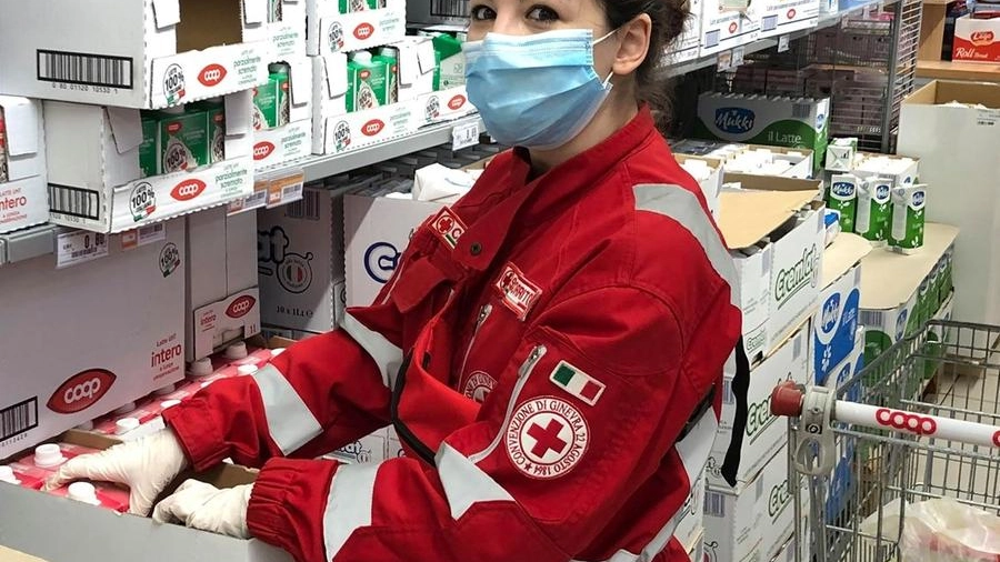Un'operatrice della Croce Rossa