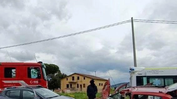 Scontro tra due auto e un bus di linea: donna grave Scontro tra due auto e un bus di linea: donna grave