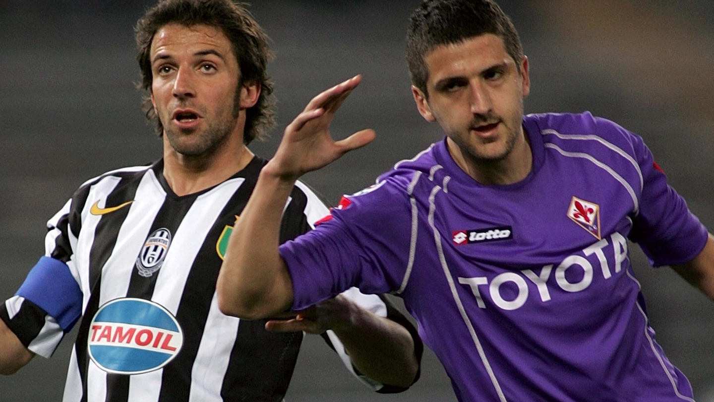 L’ex difensore viola Alessandro Gamberini duella con Del Piero in una sfida Juventus-Fiorentina del 2006