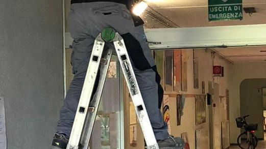 Scuola Campana, lavori conclusi. E stanno per arrivare le luci a led Scuola Campana, lavori conclusi. E stanno per arrivare le luci a led