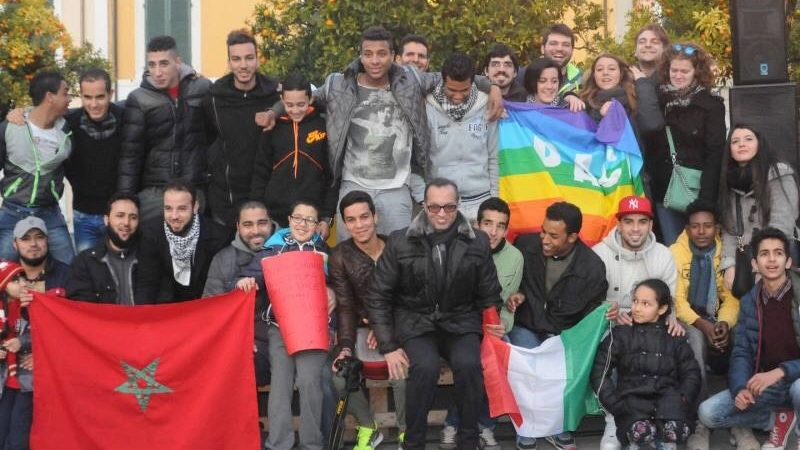 Sbai, al centro, con alcuni partecipanti alla marcia per la pace svoltasi a Massa due mesi fa