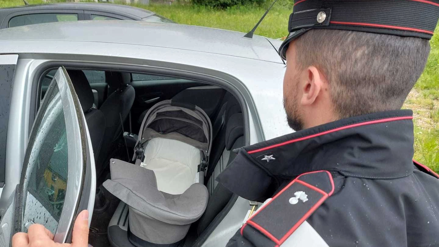 Una passante ha notato la piccola chiusa in auto e ha chiamato i carabinieri