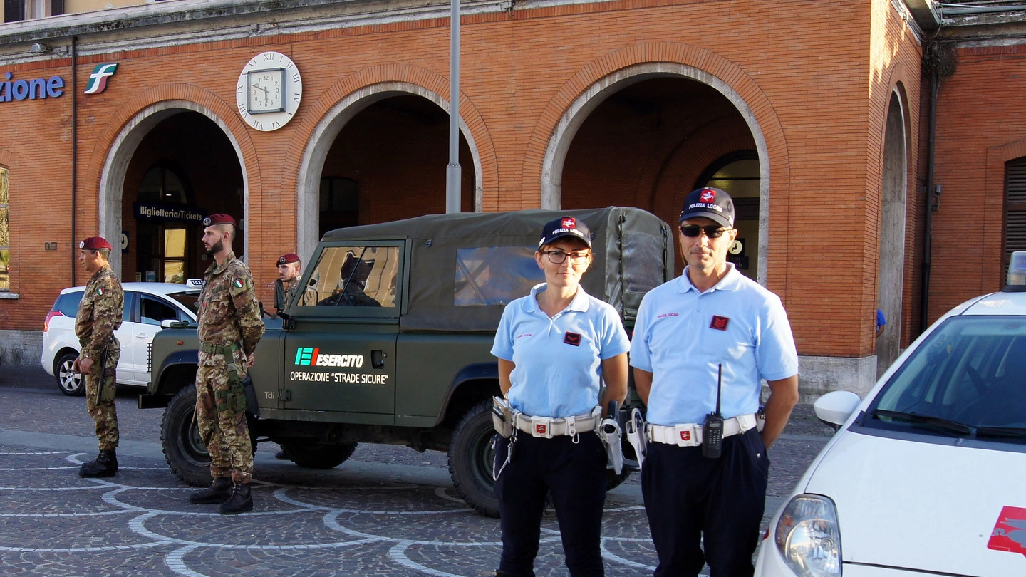 IMPEGNO Le pattuglie dei carabinieri intervenute per riportare la calma ai binari