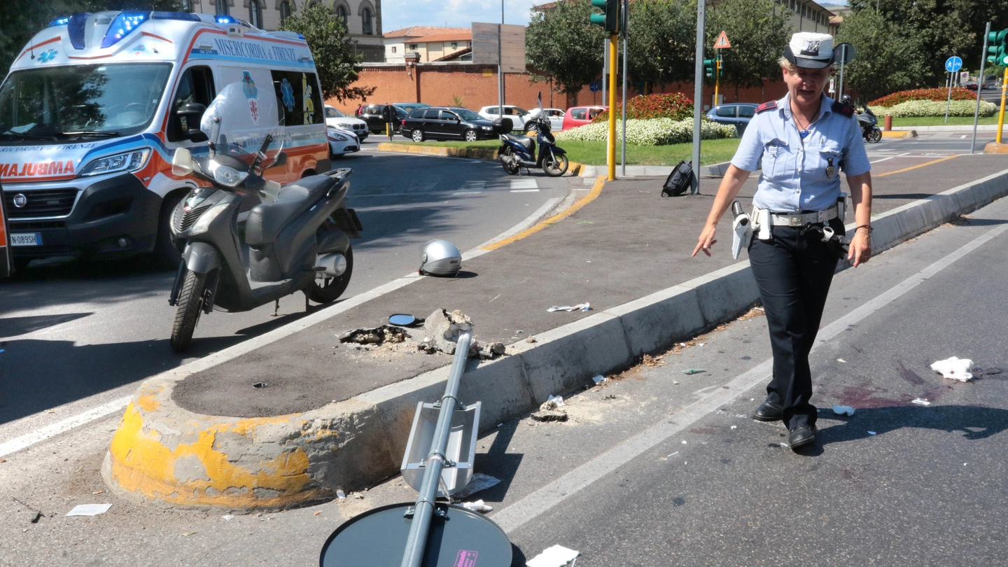 L'incidente su ponte San Niccolò (foto New Press Photo)