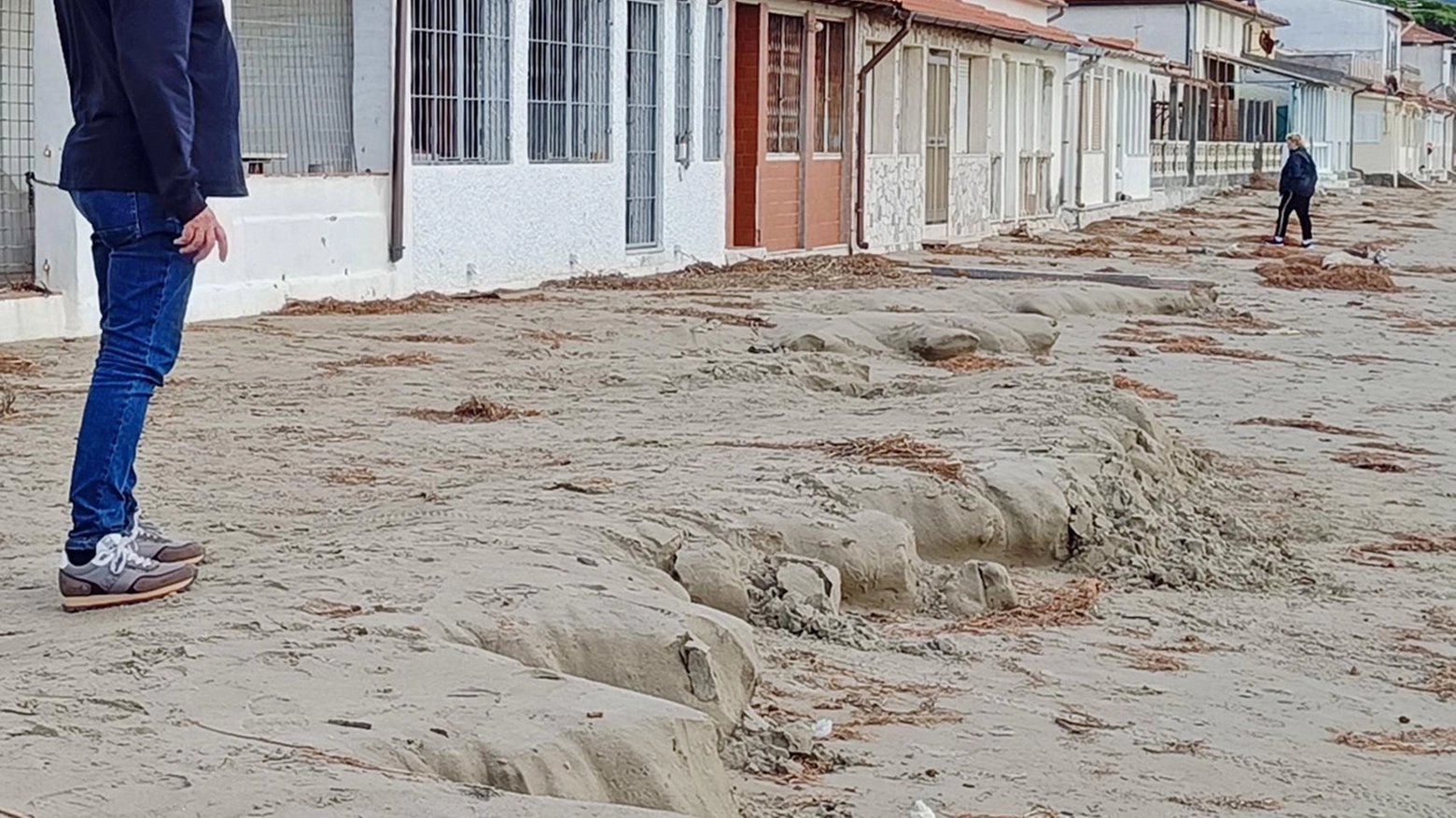 La mareggiata danneggia la spiaggia La mareggiata danneggia la spiaggia