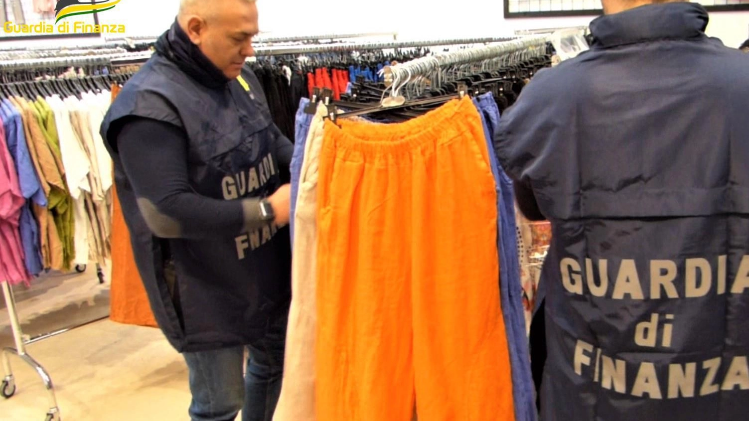 Abiti senza etichette Scatta maxi sequestro Tolto dal mercato un milione di pezzi Abiti senza etichette Scatta maxi sequestro Tolto dal mercato un milione di pezzi