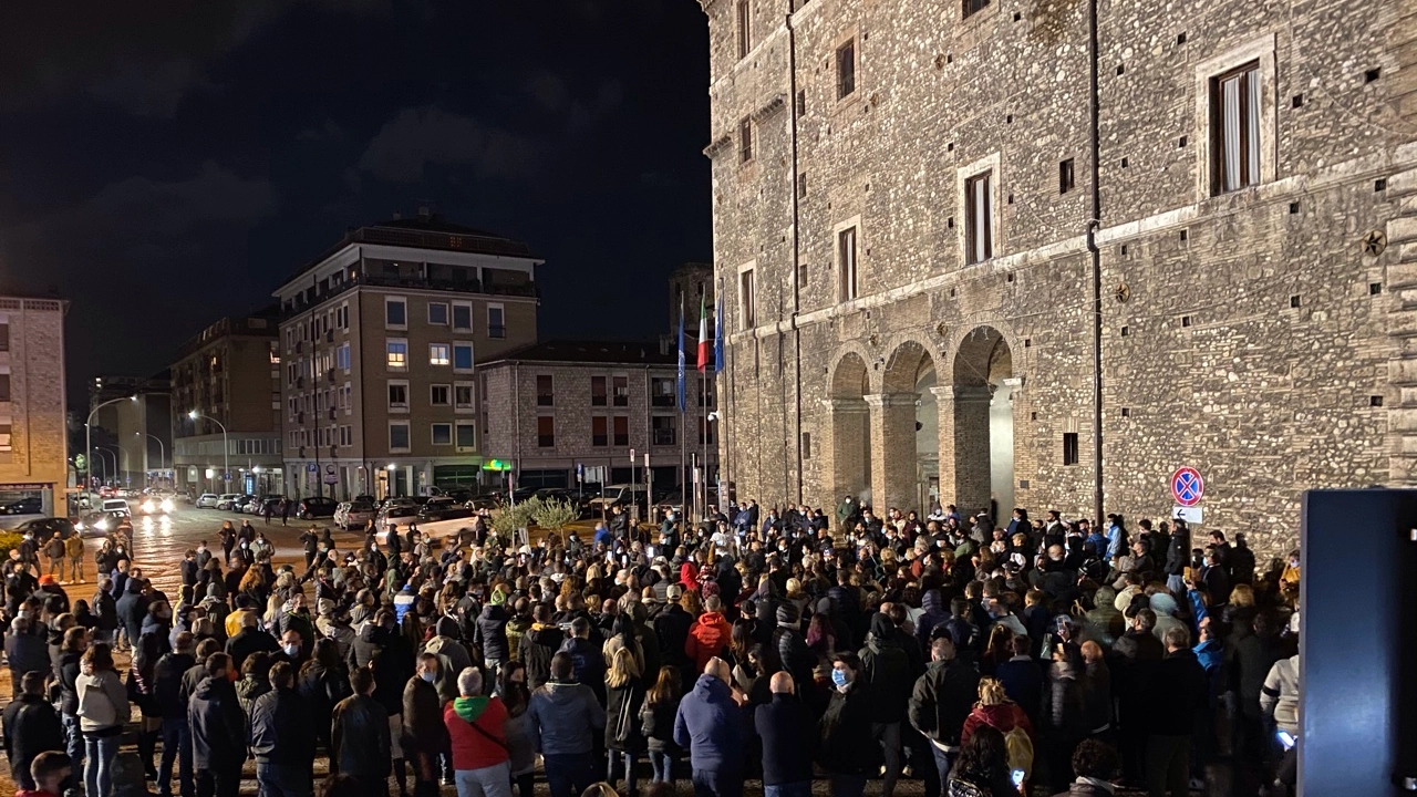La gente in piazza a Terni (Pianetafoto)