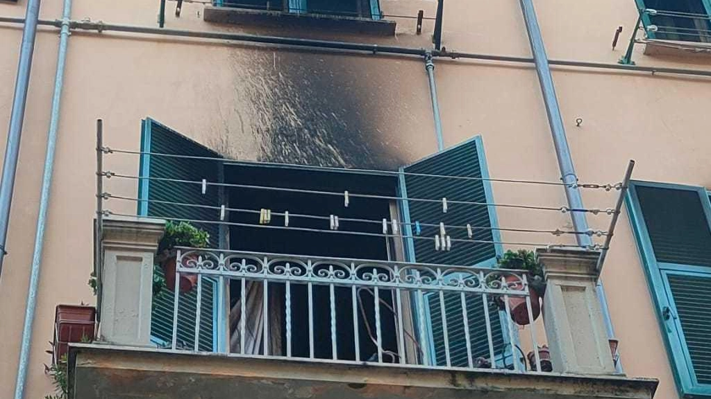 Appartamento a fuoco, salvato un anziano Appartamento a fuoco, salvato un anziano