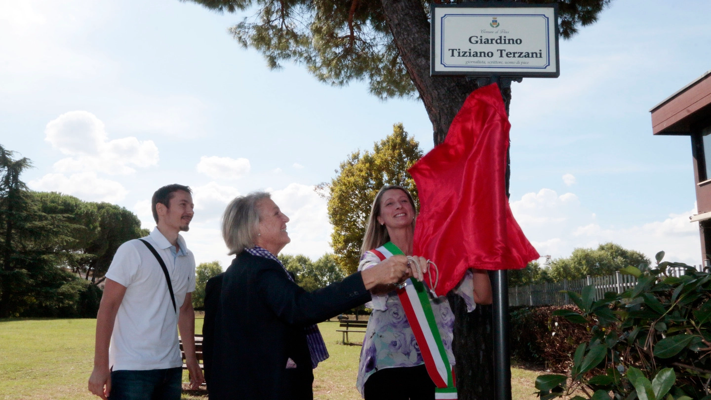 Angela Staude Terzani al parco di Sovigliana dedicato al marito Tiziano
