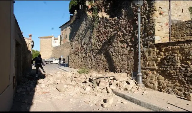 Crolla un pezzo di mura, paura a Monte San Savino