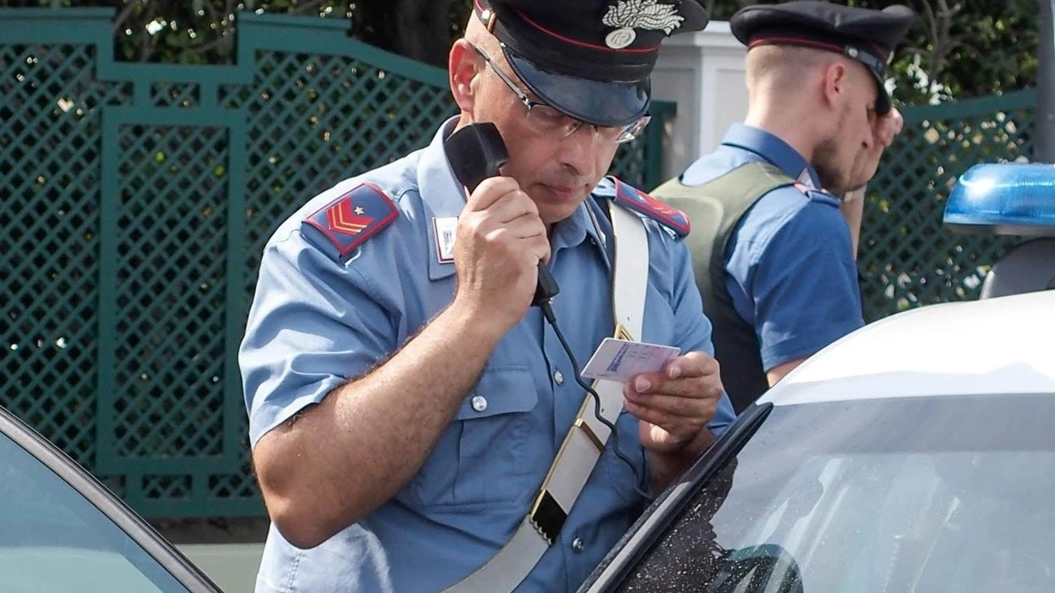 Nasconde la cocaina in un calzino Nasconde la cocaina in un calzino